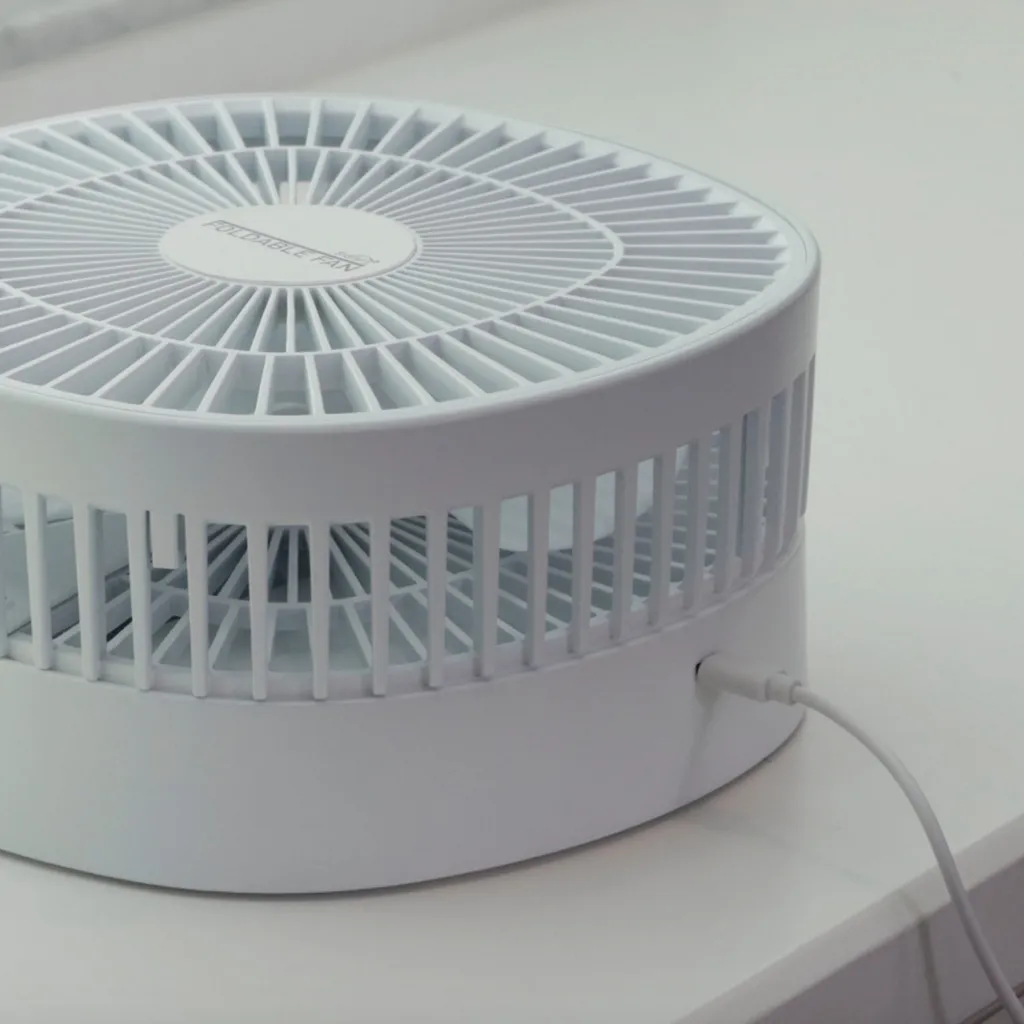 Starlyf® Foldable Fan – Wiederaufladbarer, Kabelloser Und Zusammenklappbarer Ventilator, Akkubetrieb Mit 3 Geschwindigkeiten, 2in1 - Tischventilator Und Standventilator – Aus Der TV Werbung 8 Starlyf® Foldable Fan – Wiederaufladbarer, Kabelloser Und Zusammenklappbarer Ventilator, Akkubetrieb Mit 3 Geschwindigkeiten, 2in1 - Tischventilator Und Standventilator – Aus Der TV Werbung – Bild 8